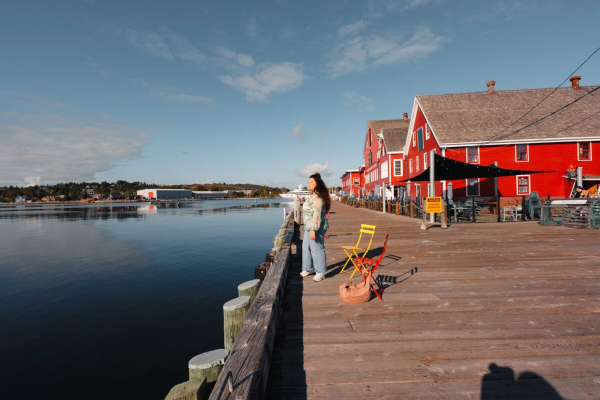 Rote Gebäude am Wasser mit blauen Himmel.