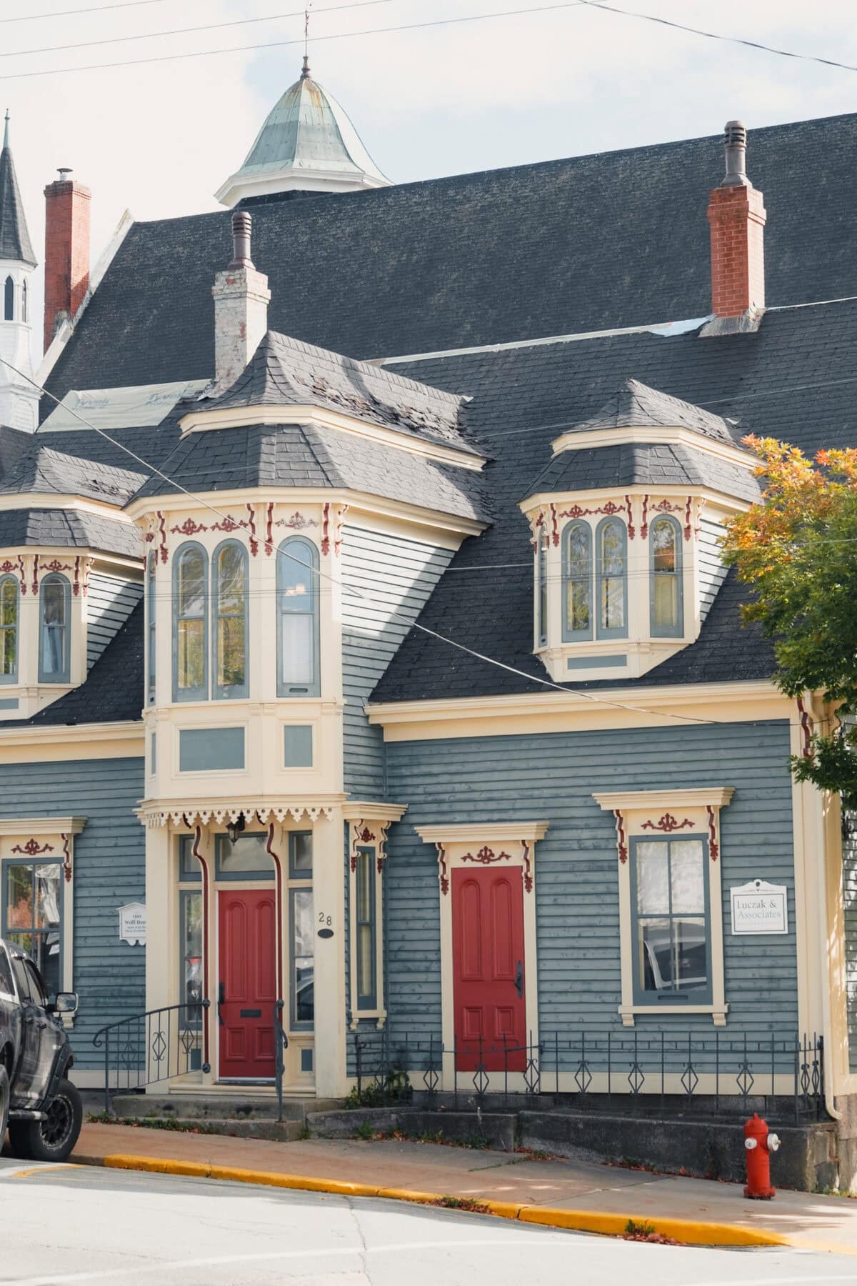 Historisches Haus mit verzierten Fassaden und roten Türen.