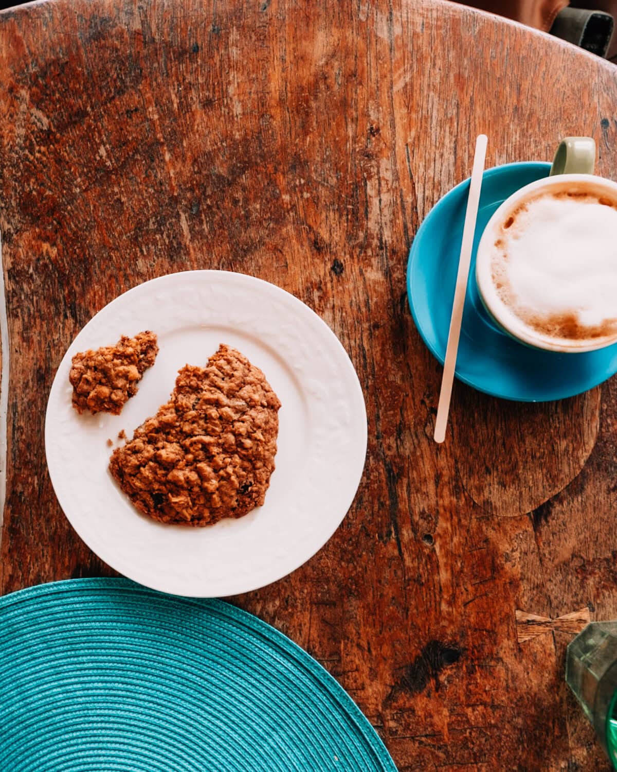 Kaffee mit Haferkeks auf Holztisch serviert.