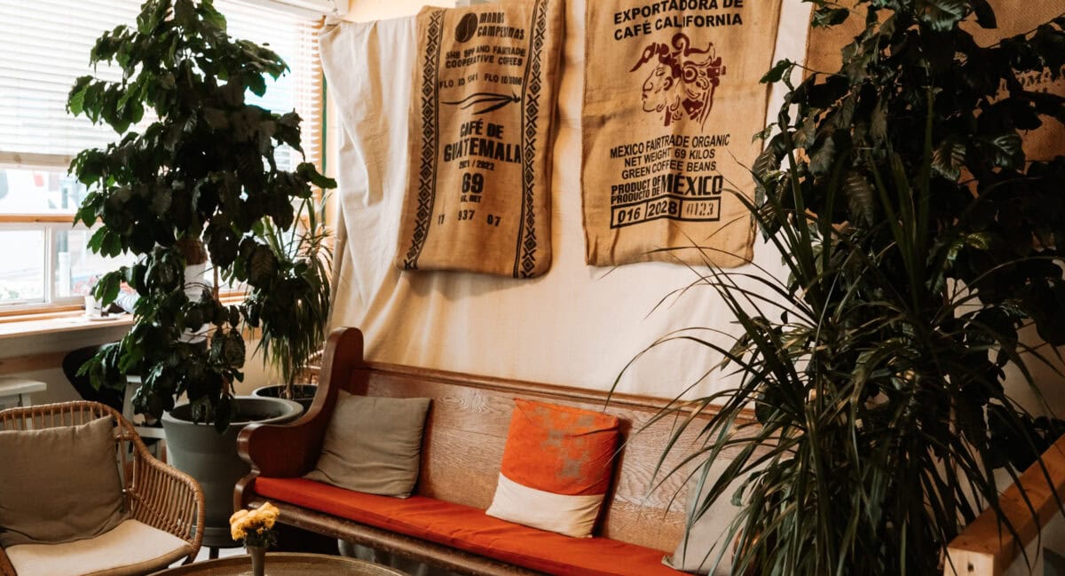 Gemütliche Sitzecke mit Pflanzen und Kaffeesäcken