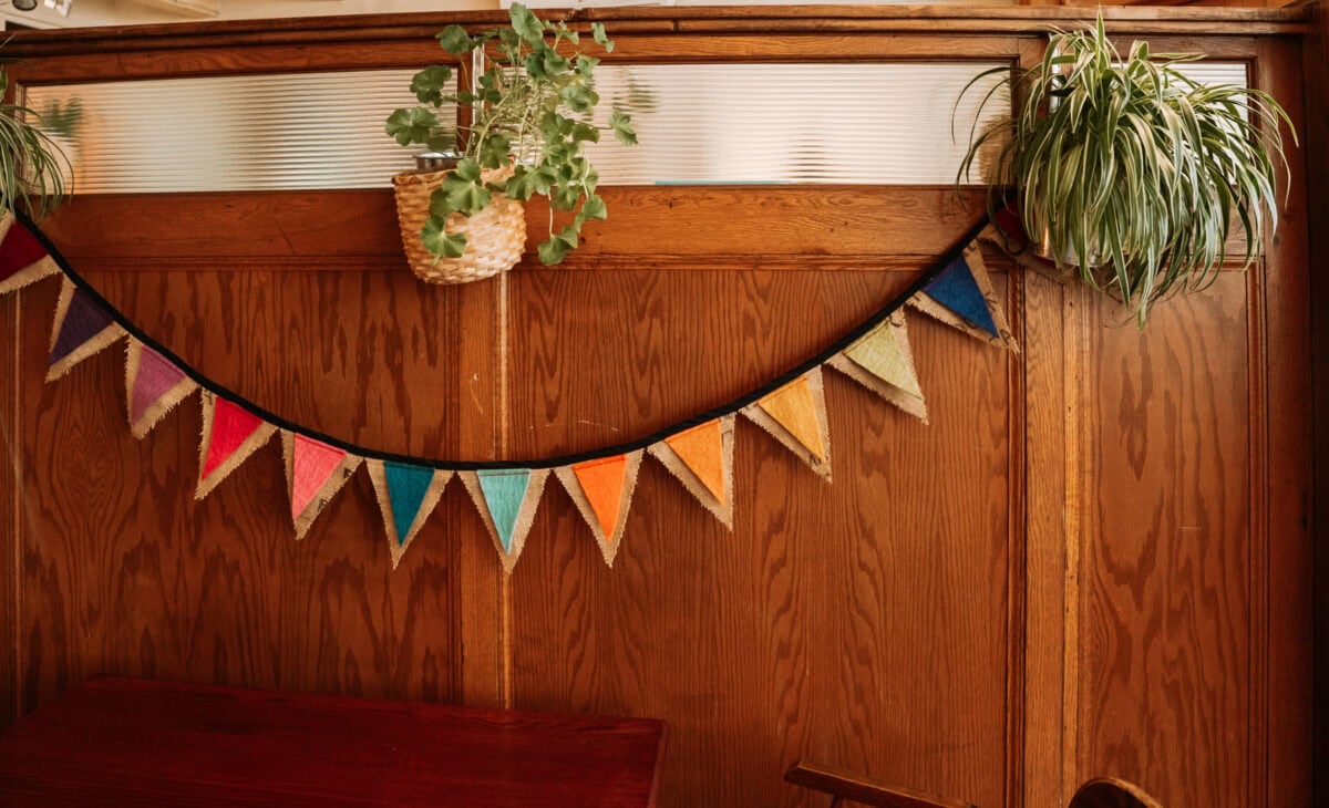 Holzwand mit bunter Wimpelkette dekoriert