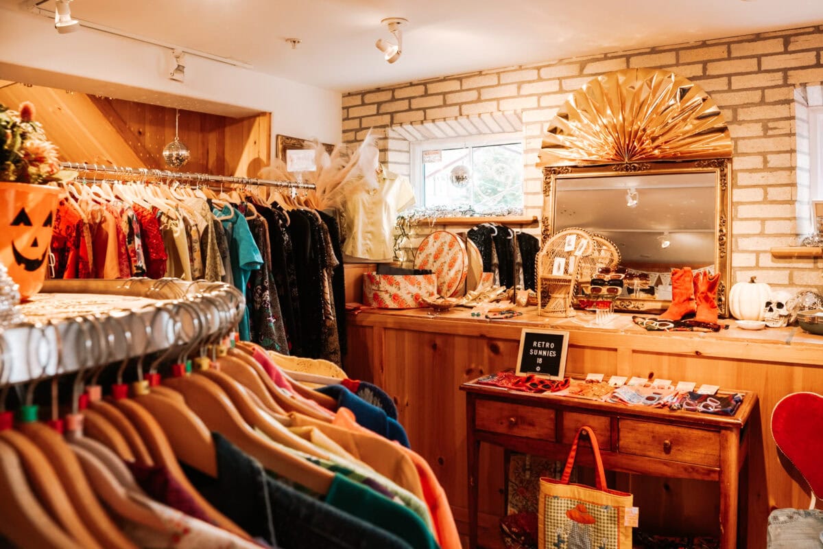 Bunter Vintage-Laden mit Kleidung und Accessoires