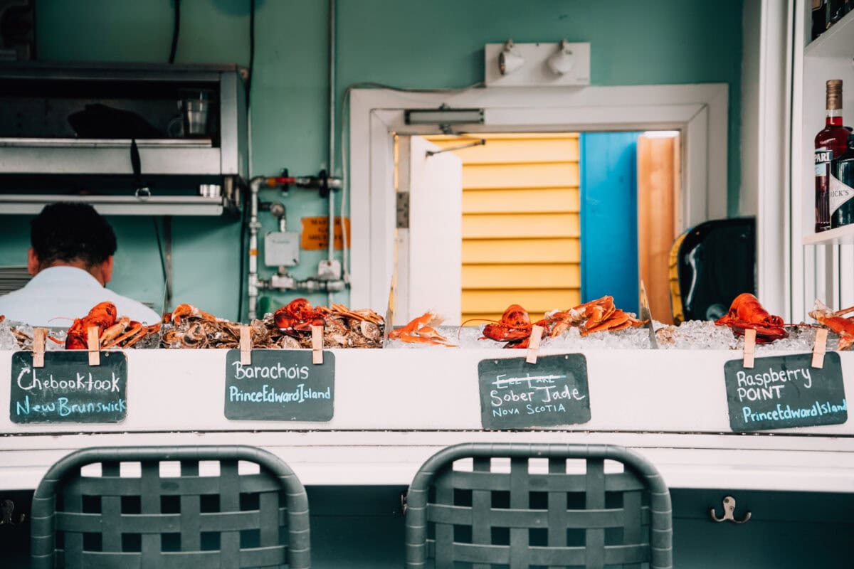 Frischer Hummer auf Eis an einem Marktstand