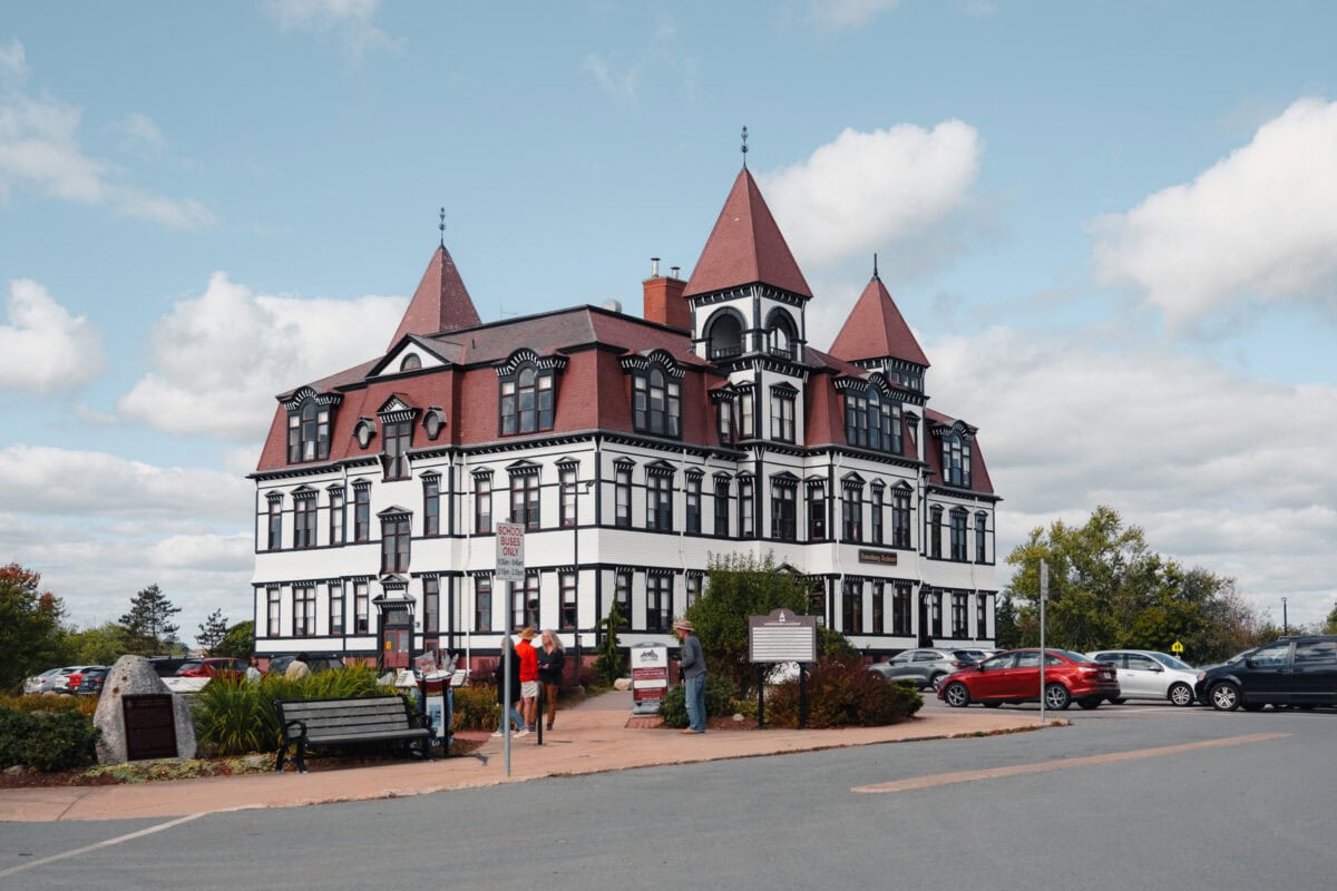 Historisches Gebäude mit Türmen und roten Dächern.
