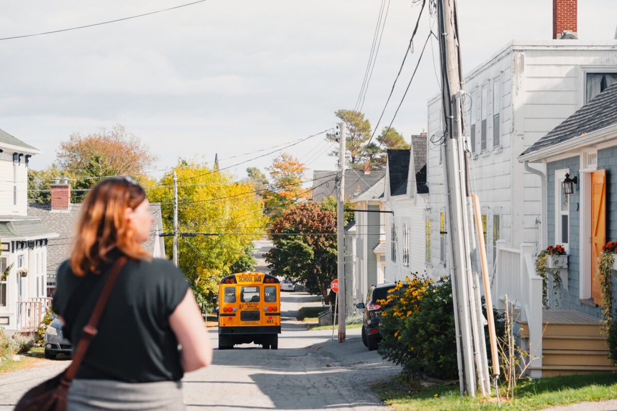 Person sieht auf Straße mit Schulbus