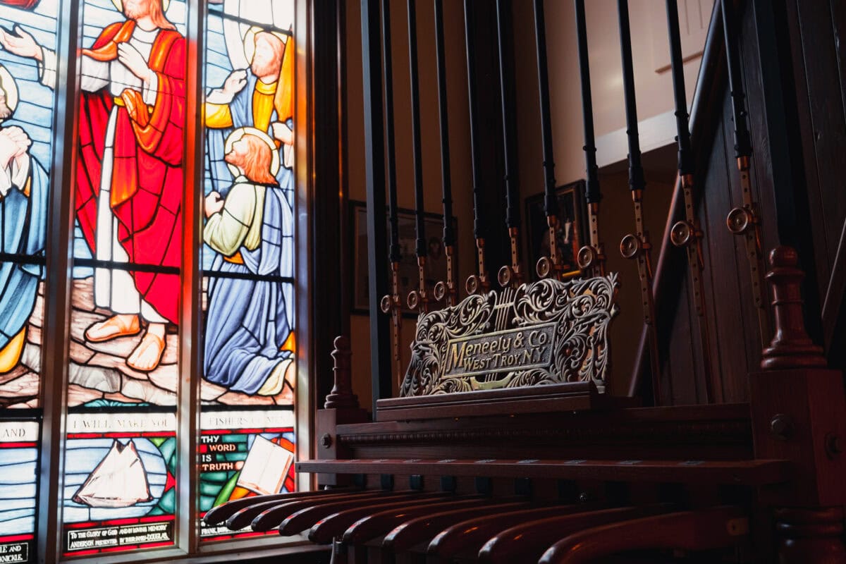 Kirchenfenster und dekorative Orgel in der Kirche