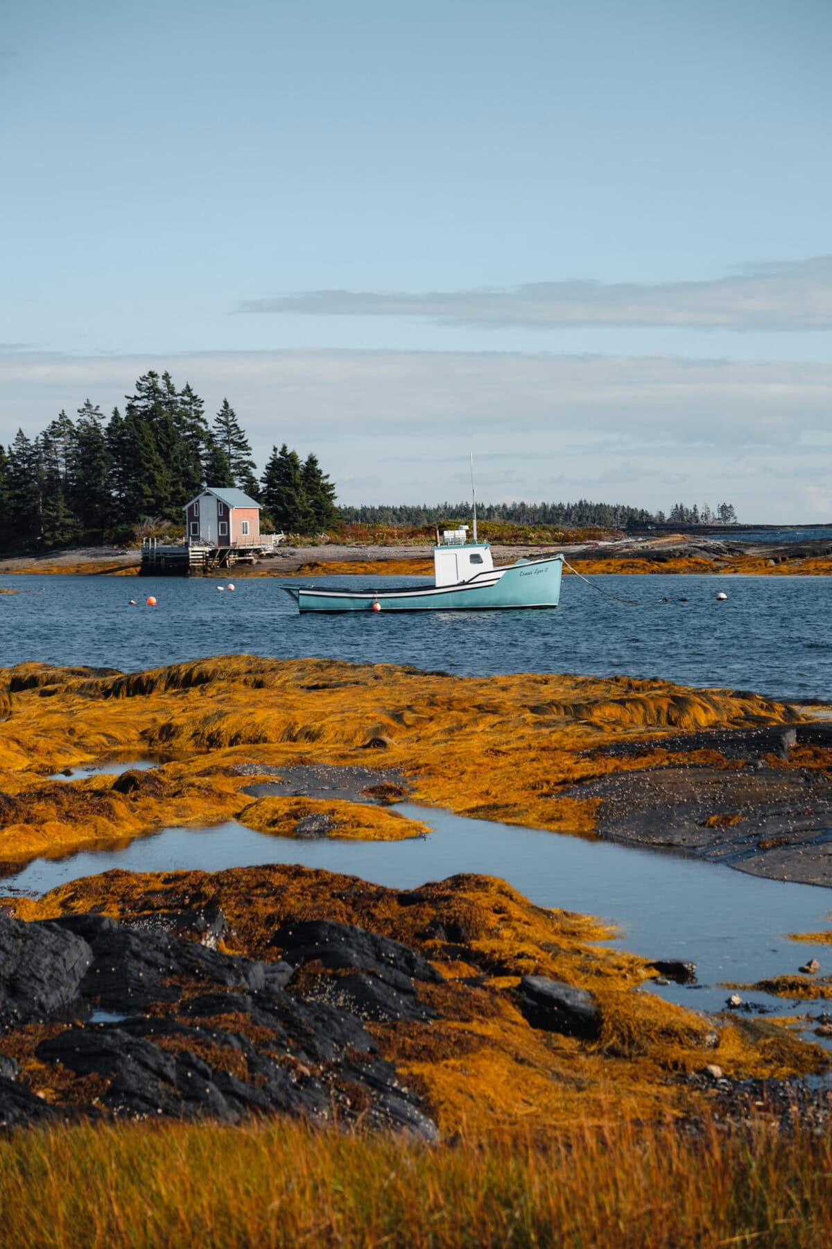 Boot vor einer Hütte am Seeufer