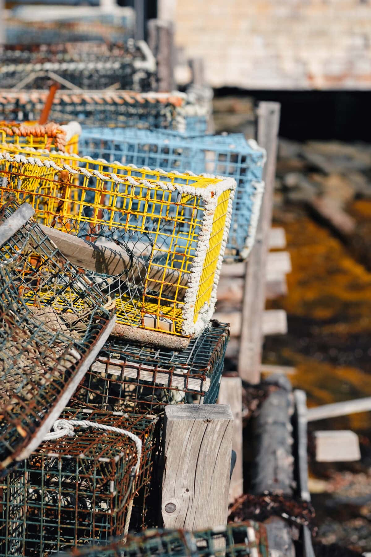 Fischernetze bei der Küste aufgestapelt