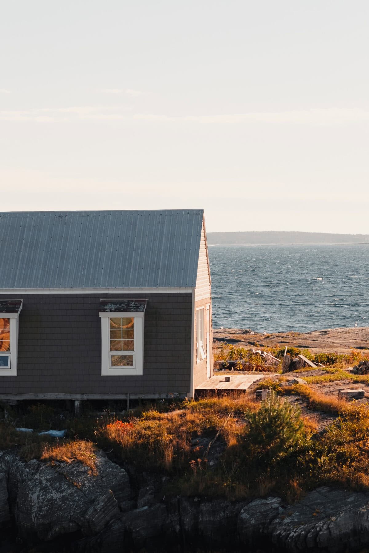 Kleines Haus am Meer in der Abendsonne.