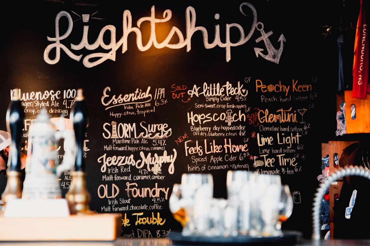 Kreative Getränkekarte an einer Wand.