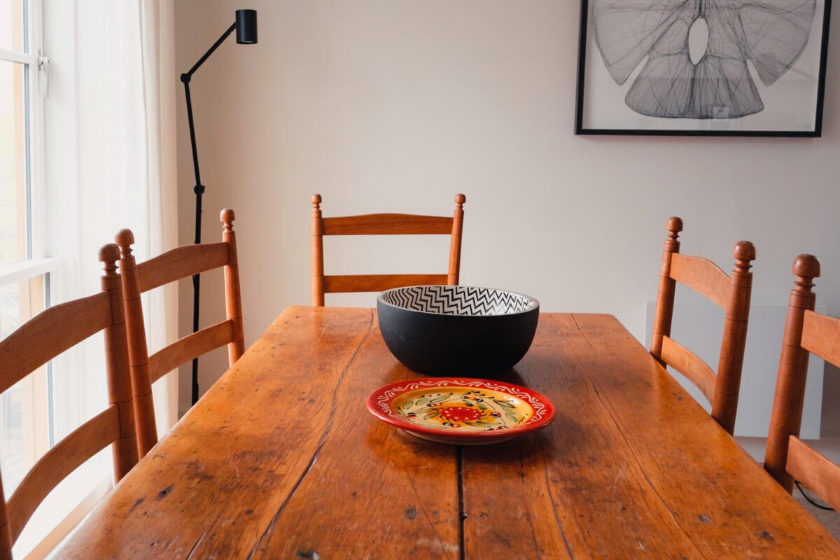 Holztisch mit Schüsseln und Stühlen