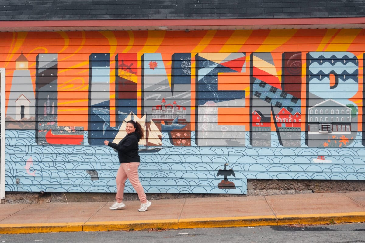 Frau vor bemalter Lunenburg-Wand spaziert