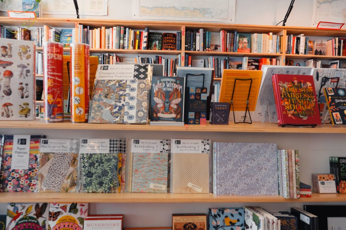 Regal voller Bücher und Bastelmaterialien in einem Geschäft.