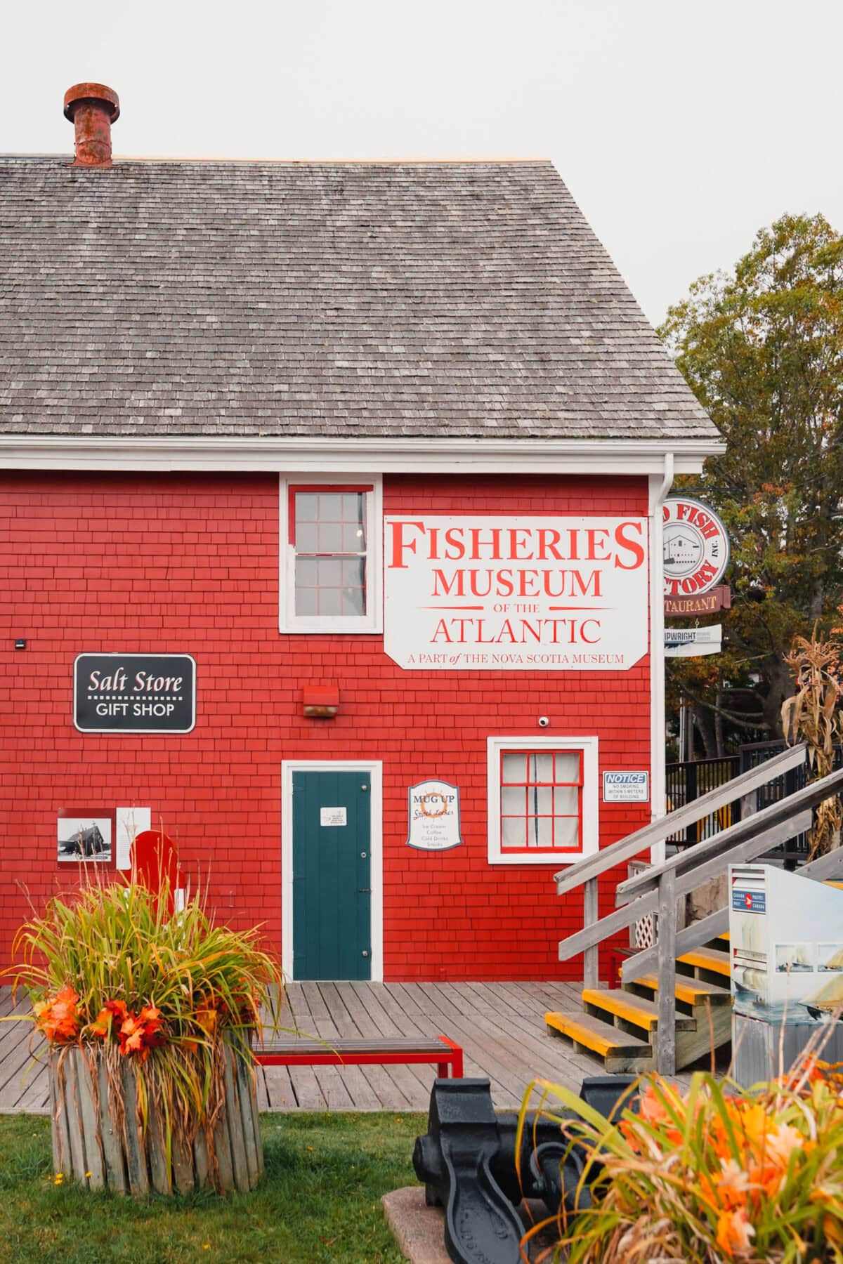 Rotes Gebäude des Fischereimuseums mit Geschenkeladen
