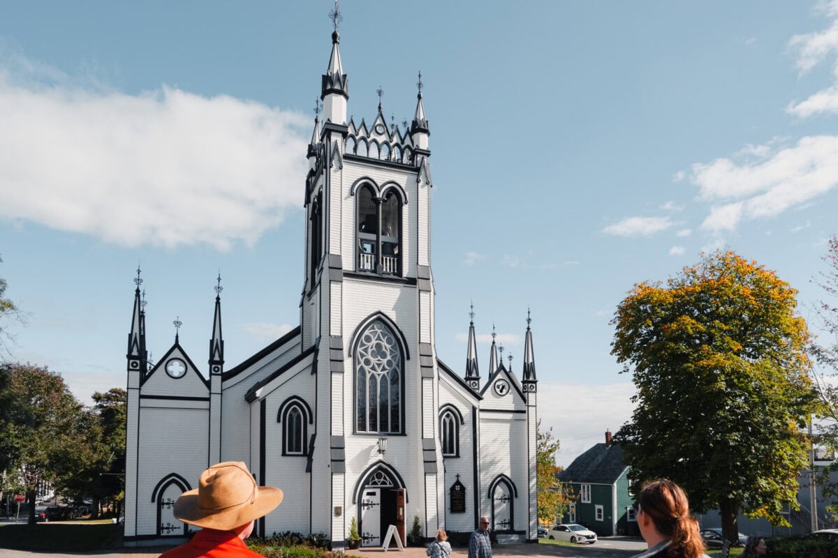 Gotische Kirche mit Touristen, blauer Himmel.