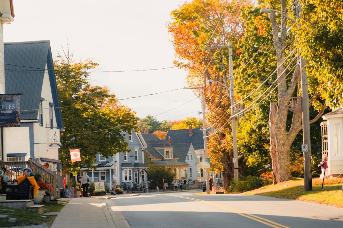 Herbstliche Straße mit bunten Bäumen und Häusern