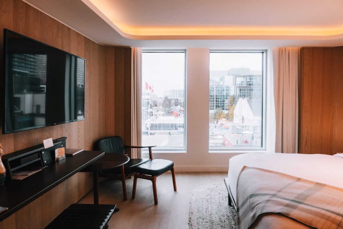 Modernes Hotelzimmer mit Ausblick auf Stadtlandschaft.