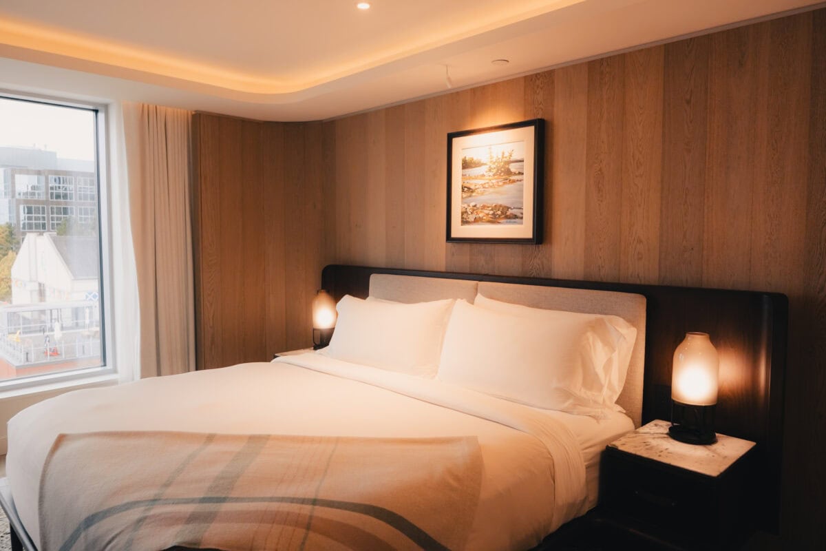 Modernes Hotelzimmer mit Doppelbett