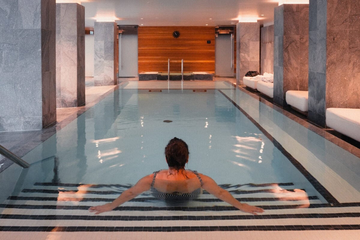 Person entspannt im Innenpool