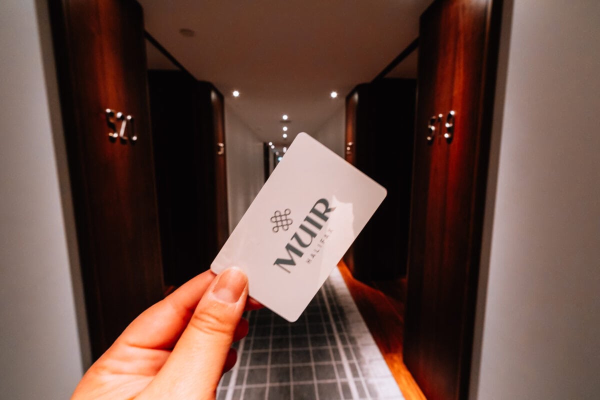 Hand mit Zimmerkarte im Hotelflur