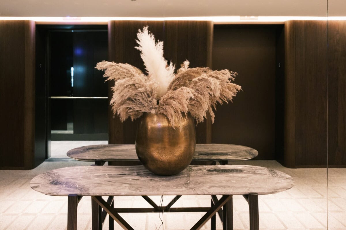 Vase mit Trockenblumen auf Marmortisch