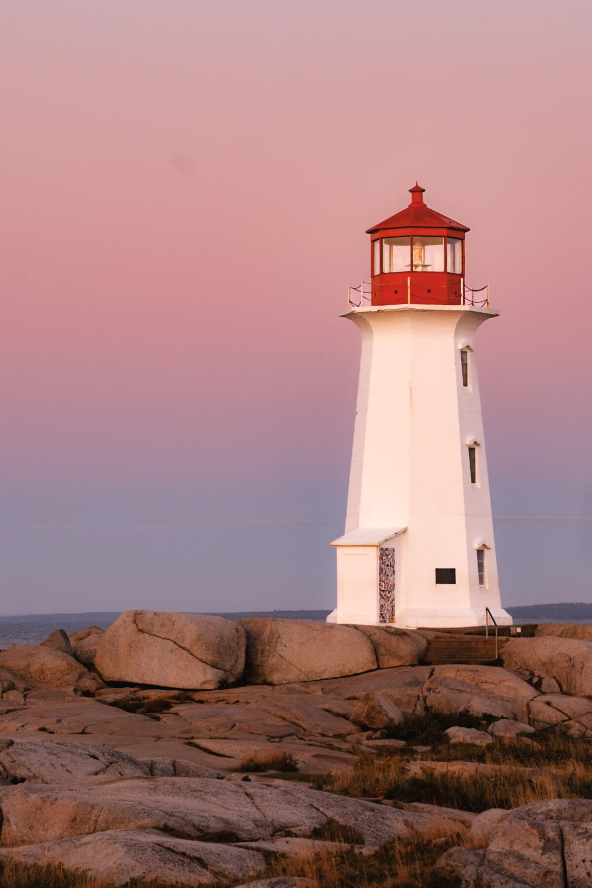 Leuchtturm bei Sonnenuntergang auf Felsen