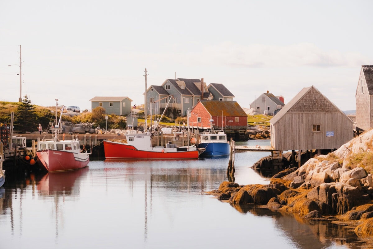 Küstenhafen mit Booten und Häusern im Hintergrund
