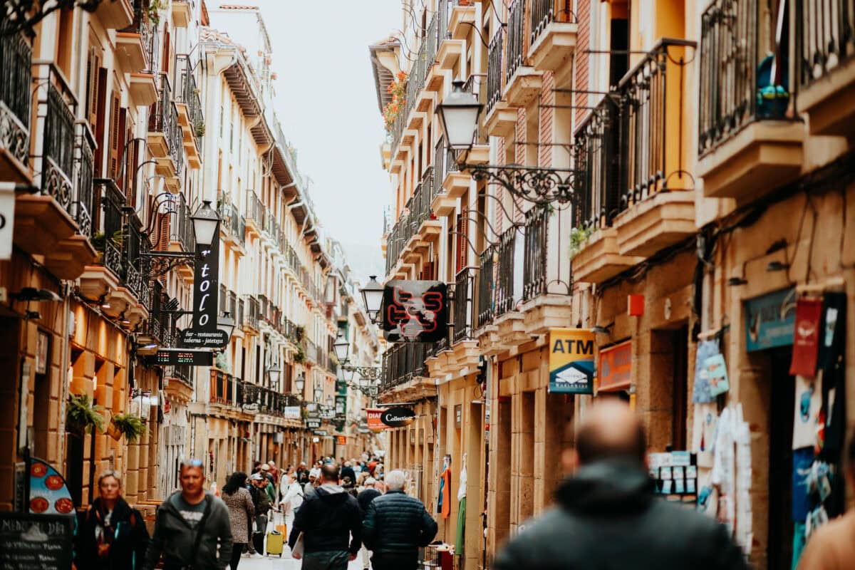 Belebte Straße mit Geschäften und Passanten