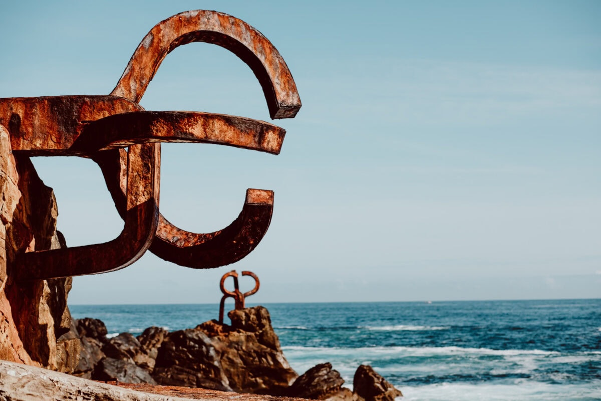 Kunstwerk am Meer mit Felsen und Wellen