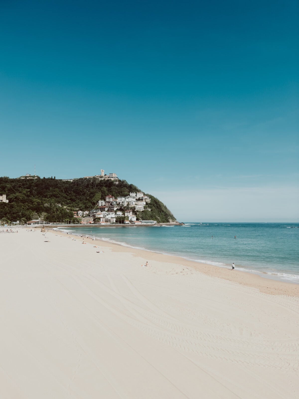 Strand mit Blick auf Hügel und Meer