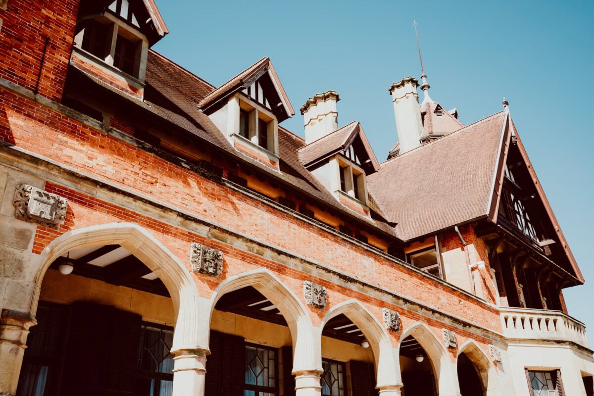 Historisches Gebäude mit rotem Backstein