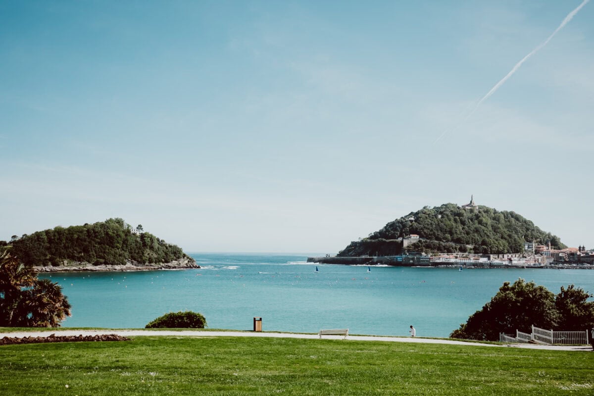 Meerblick mit grünen Inseln und blauem Himmel
