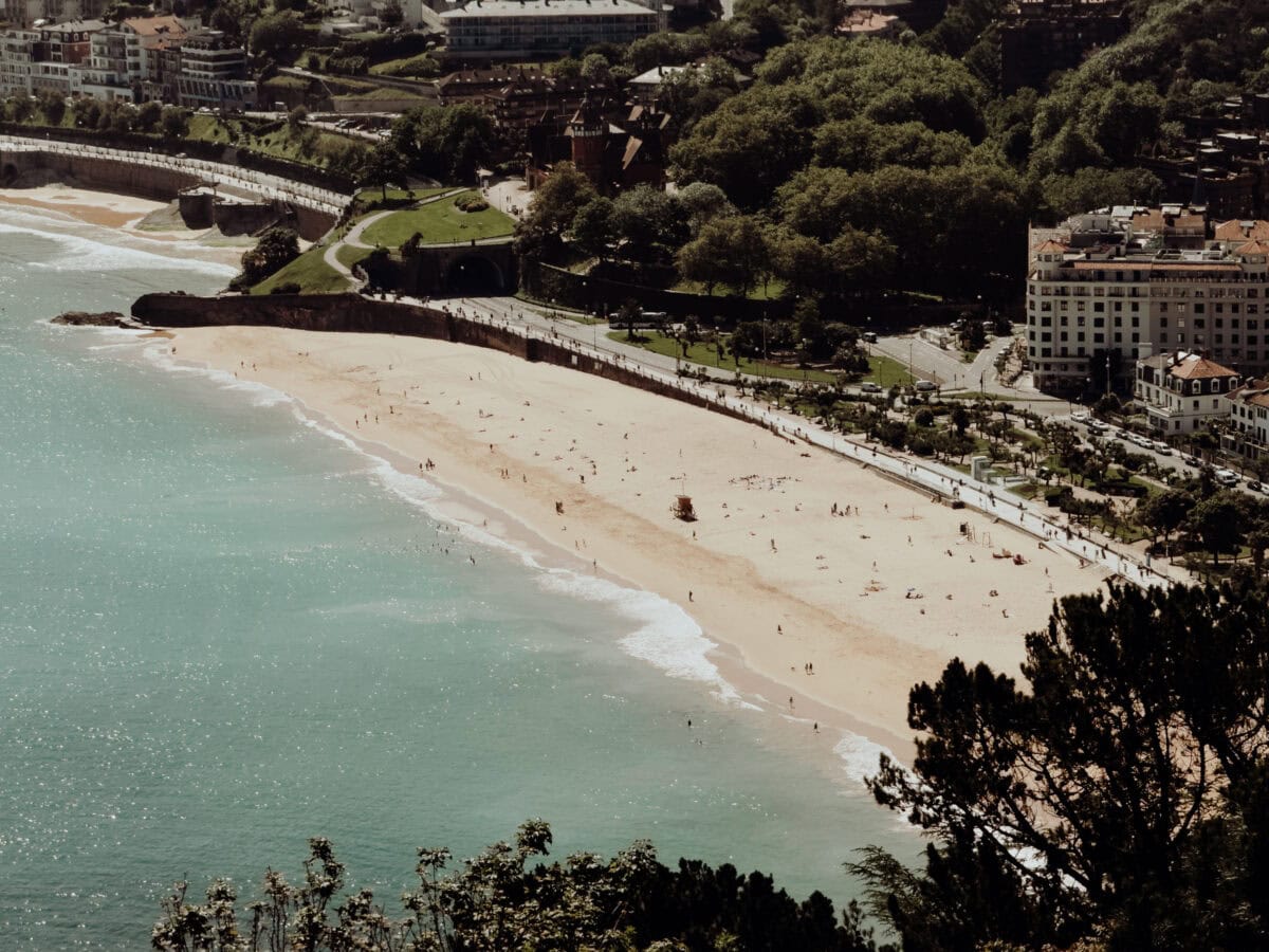 Strand und Küste bei sonnigem Wetter.