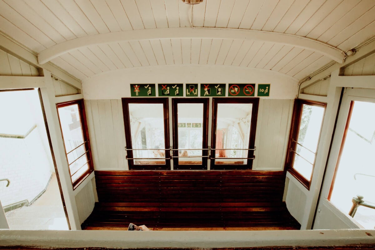 Leere holzvertäfelte Kabine mit Anweisungen an der Wand.