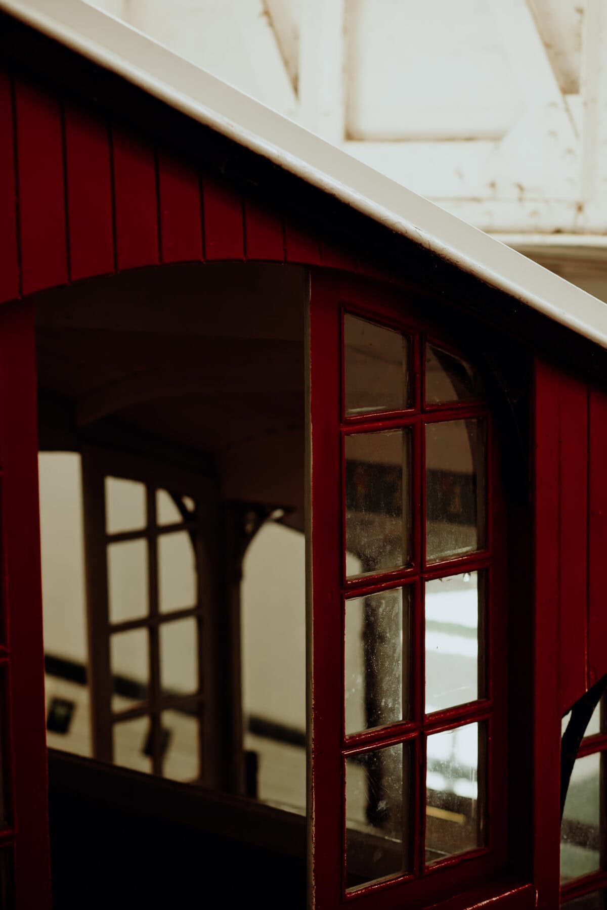 Rote historische Straßenbahn mit Fenstern