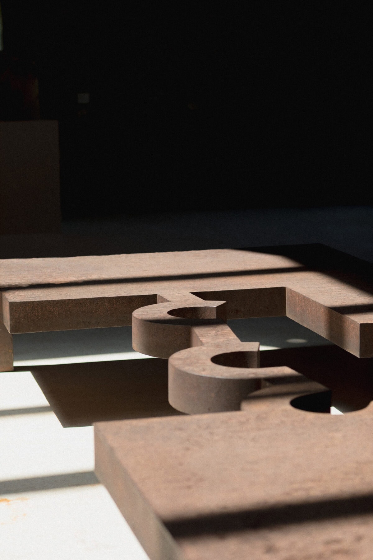 Rostige Metallstruktur im Sonnenlicht