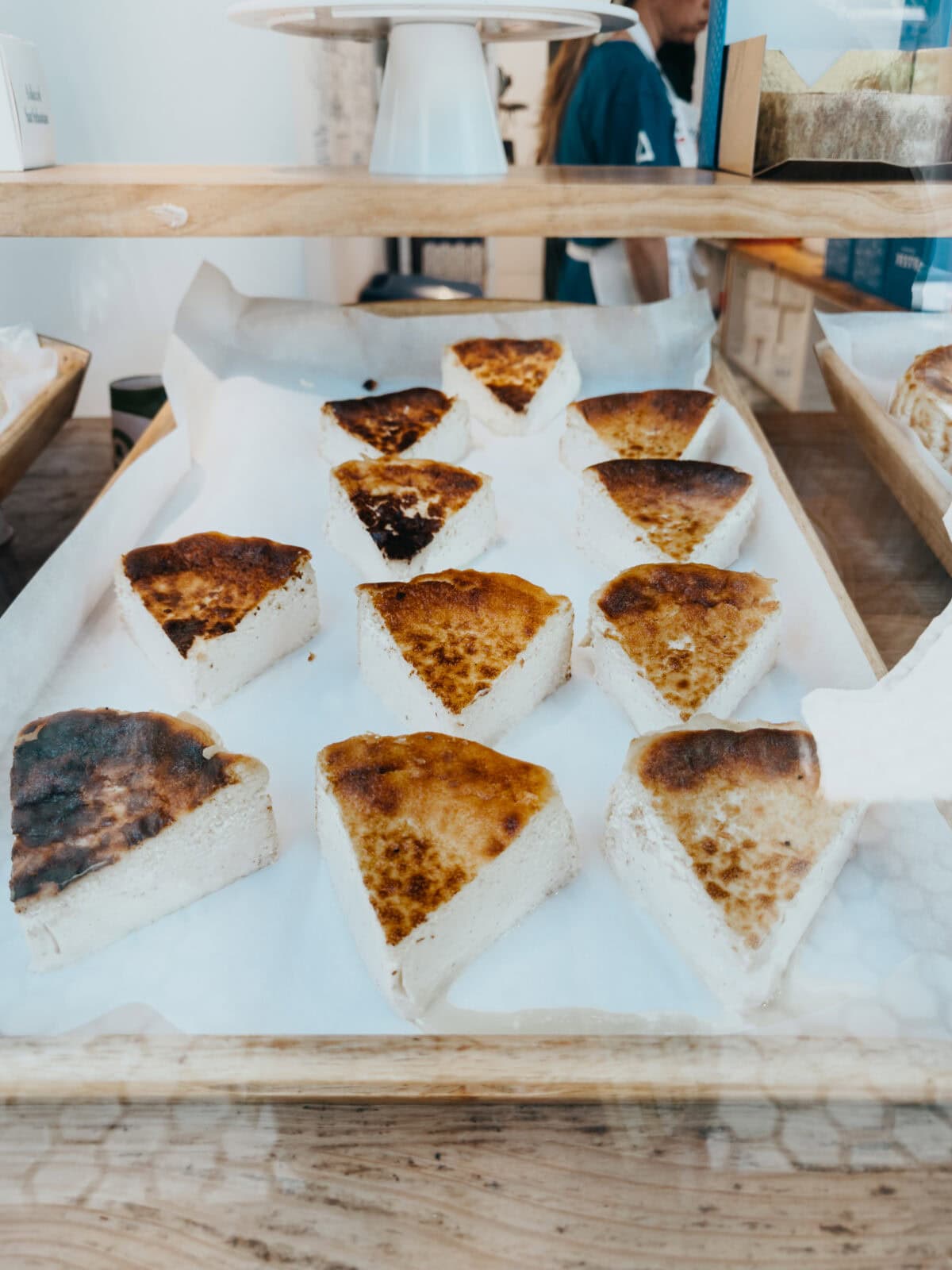 Schokoladenkuchenstücke auf dem Tablett, bereit zum Servieren.