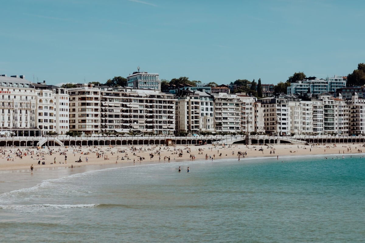 Küstenstadt mit Strand und hohen Gebäuden