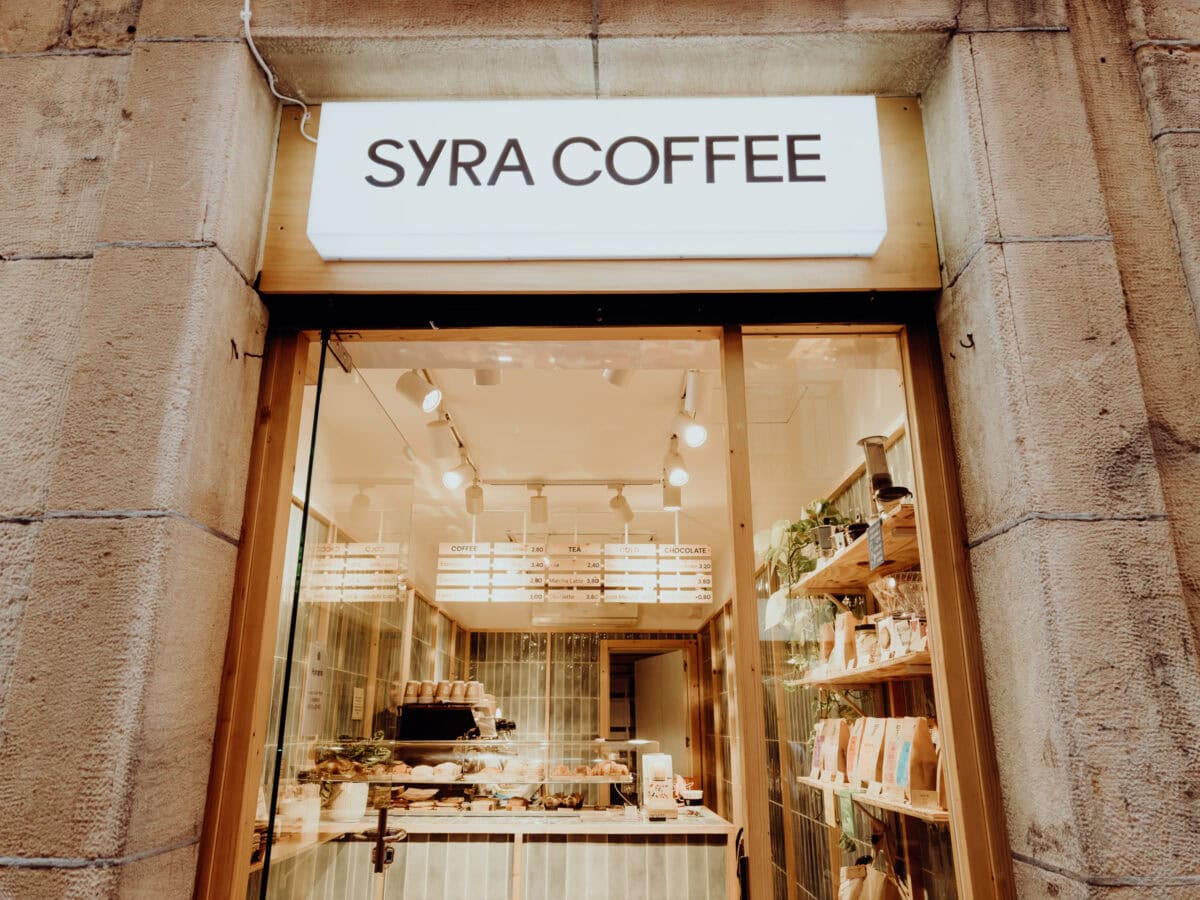 Kaffeehaus mit moderner Einrichtung und Holzdach.