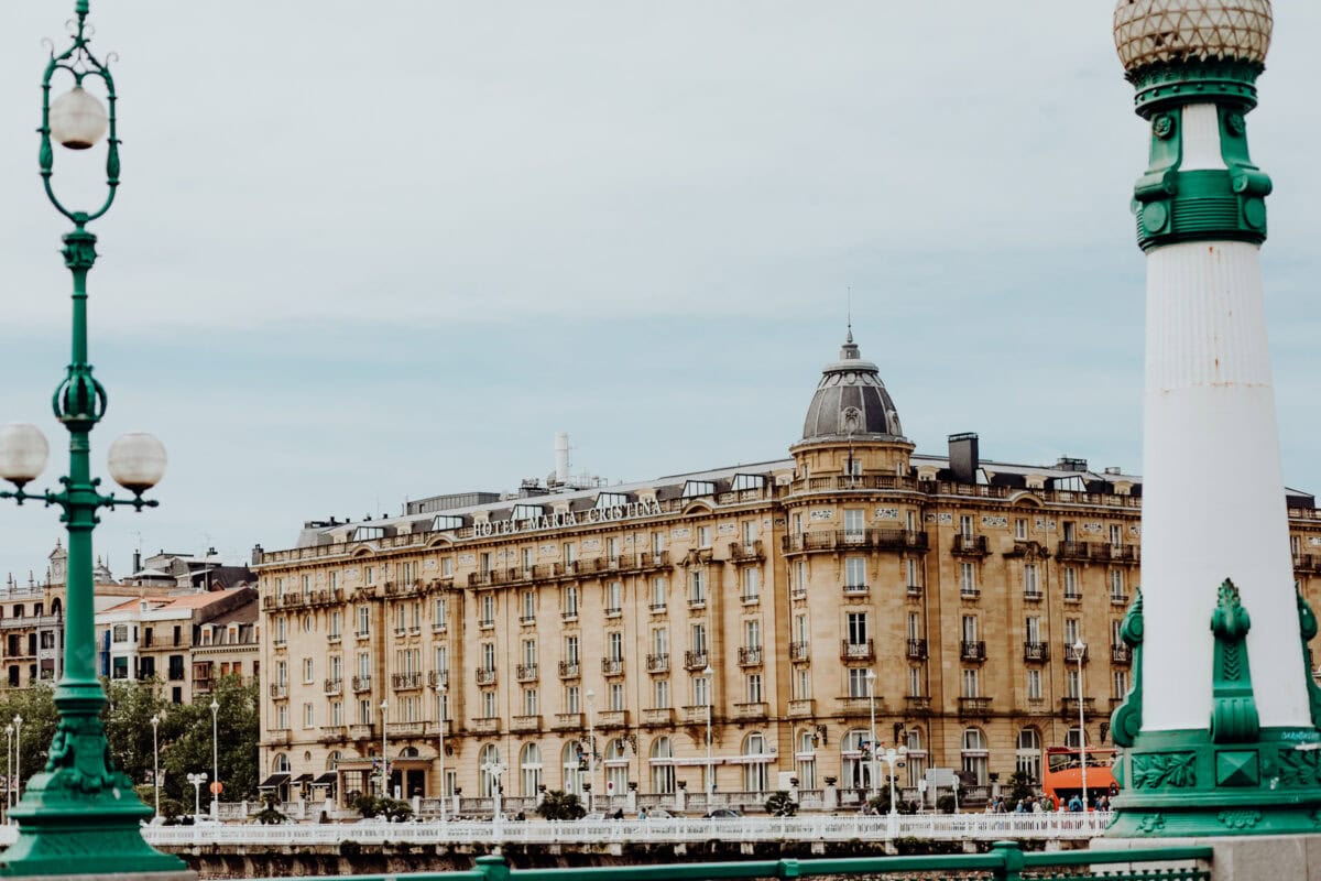 Historisches Gebäude und Lampenmasten in Stadtansicht.