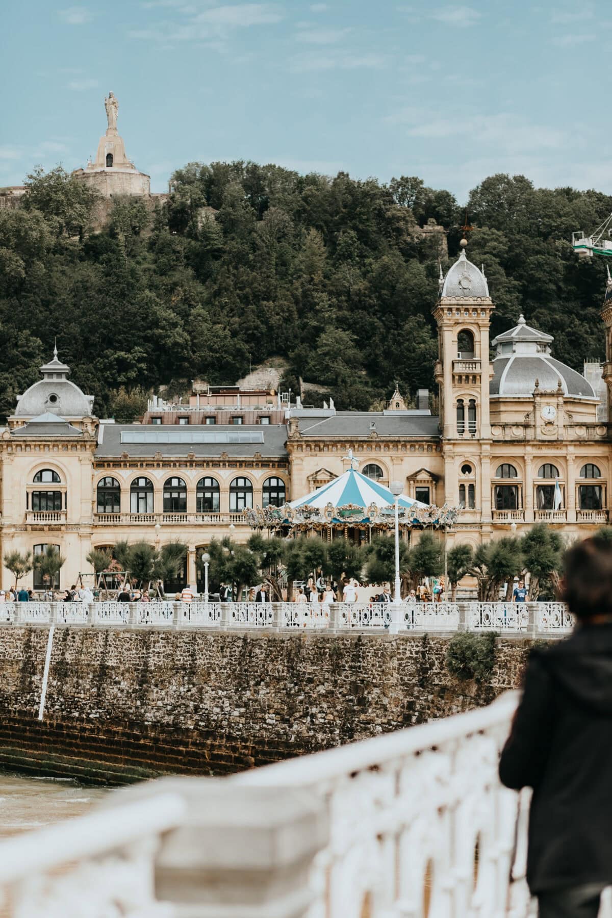 Historisches Gebäude mit Karussell und Statue