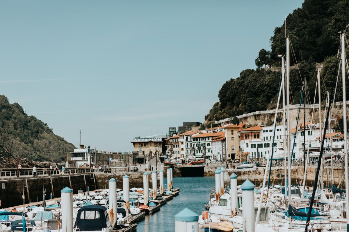 Kleiner Hafenkai mit Booten und Gebäuden