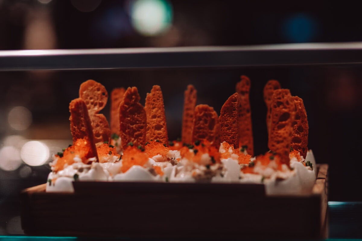 Gourmet-Dessert in Nahaufnahme mit knusprigen Elementen.