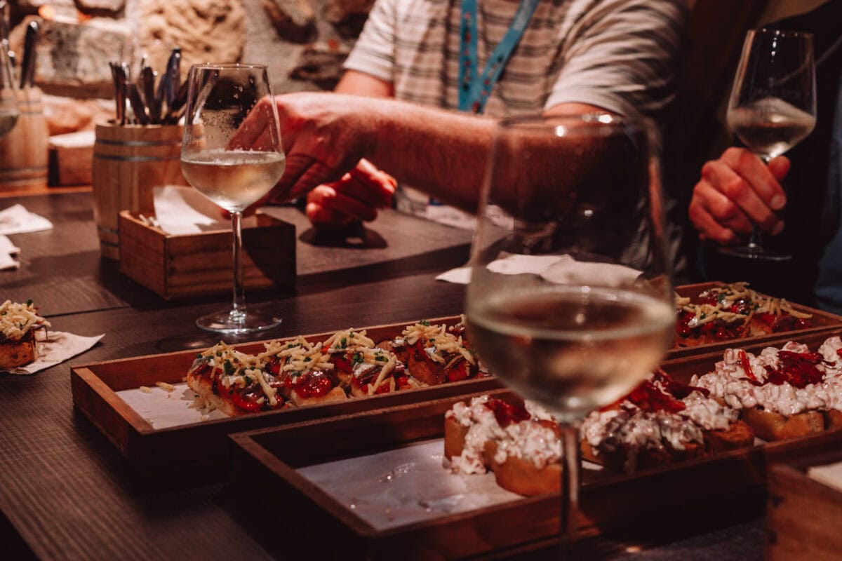 Wein und Tapas auf einem Tisch