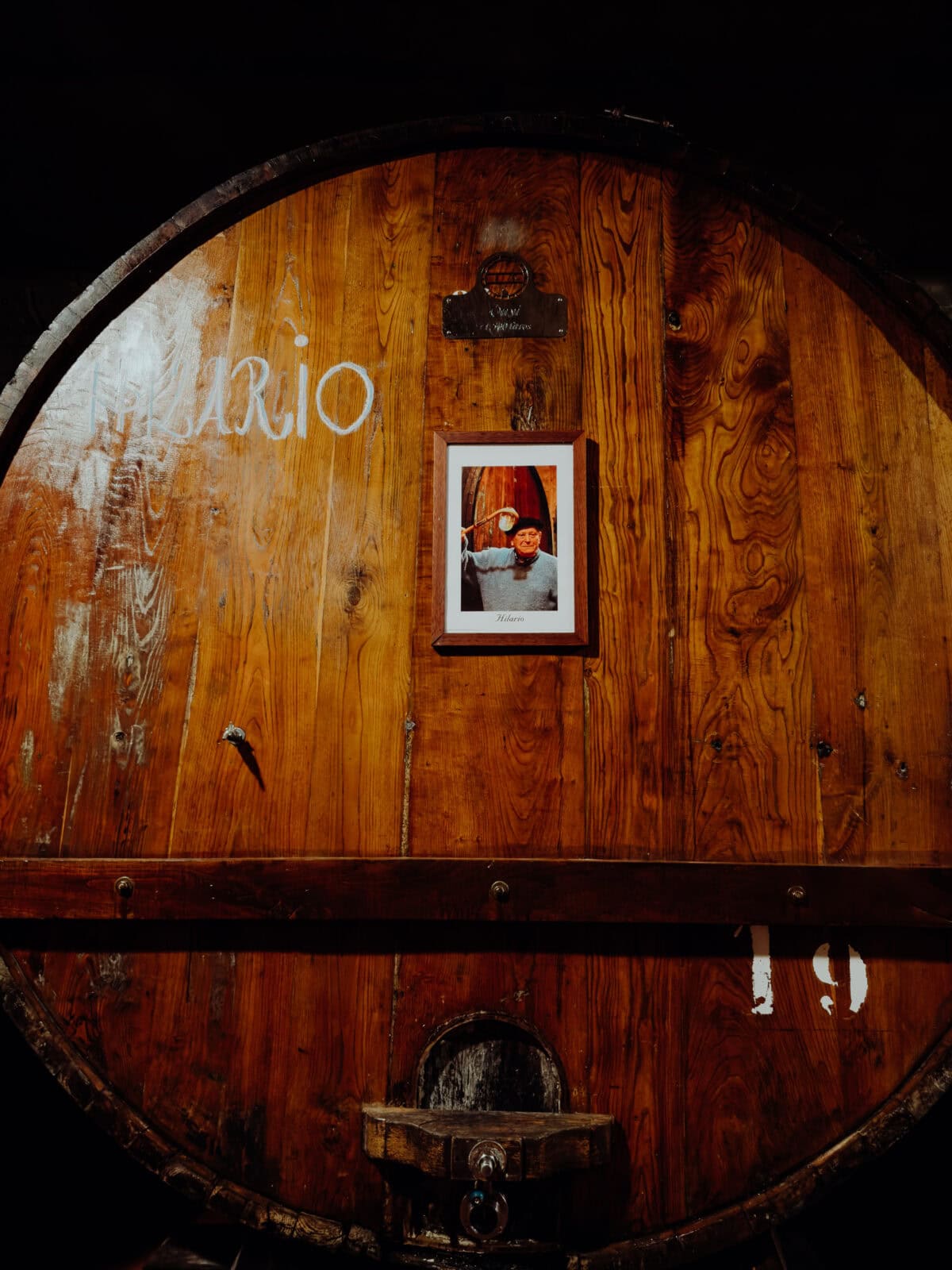 Großes Holzfass mit Bild verziert.