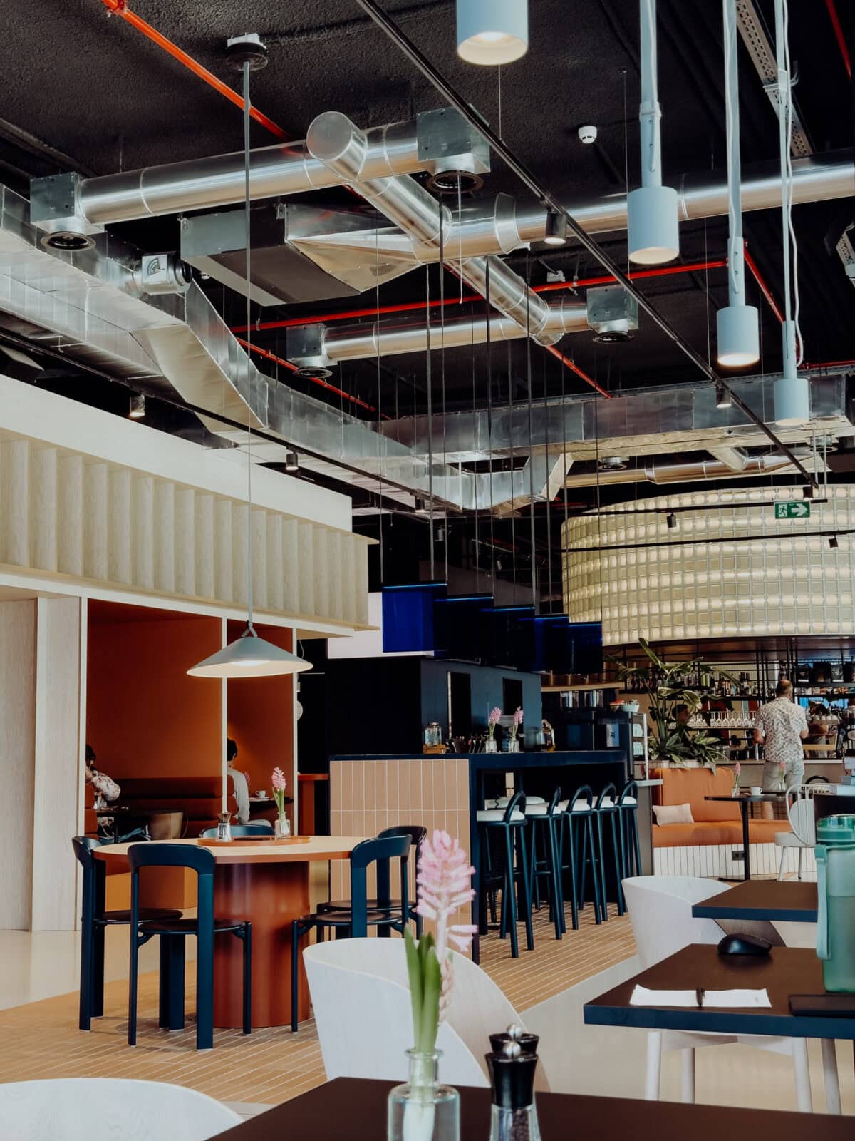 Modernes Café mit industriellem Design und Sitzbereich.