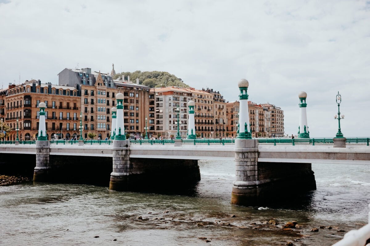 Brücke mit Gebäuden im Hintergrund