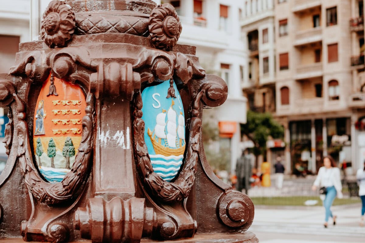 Historisches Denkmal mit Wappen in Stadtansicht