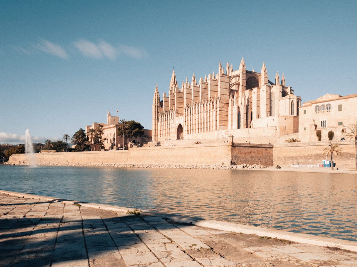 Kathedrale am Wasser bei Sonnenschein