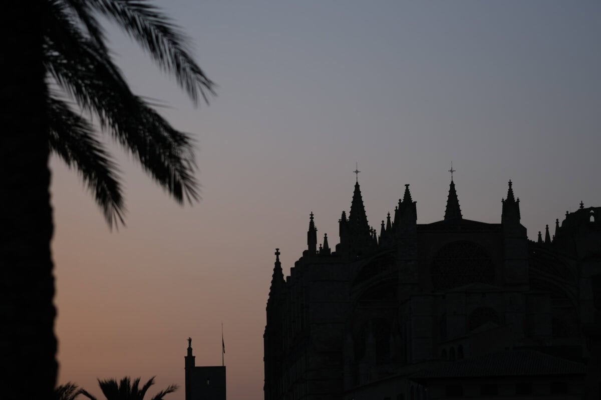 Kathedrale im Sonnenuntergang mit Palmenumriss